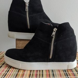 Steve Madden, size 4, black zip shoeties